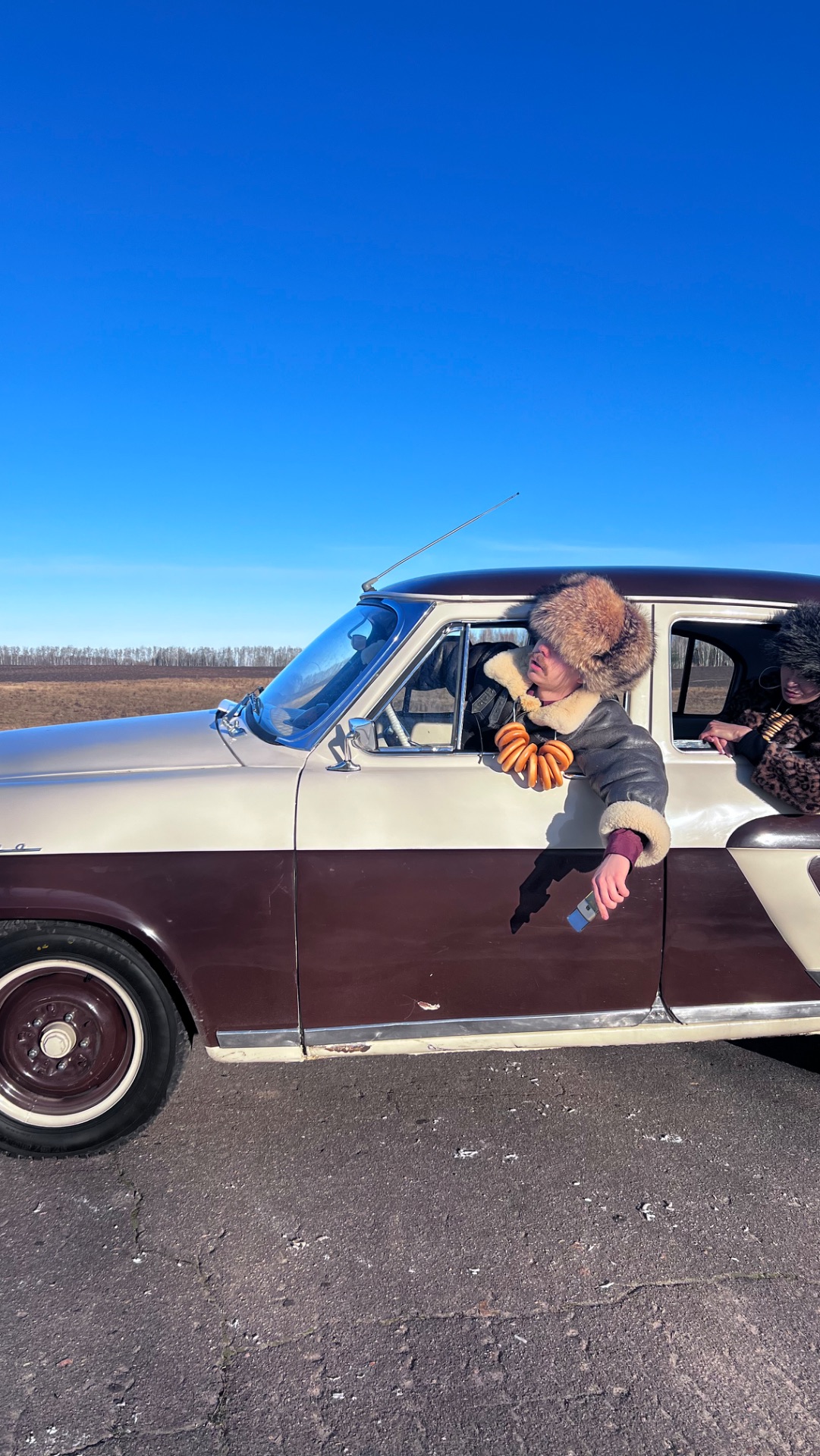 Поездка в лес на ретро тачке