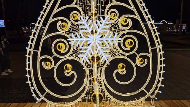 Новогоднее украшение ВДНХ (декабрь 2025)