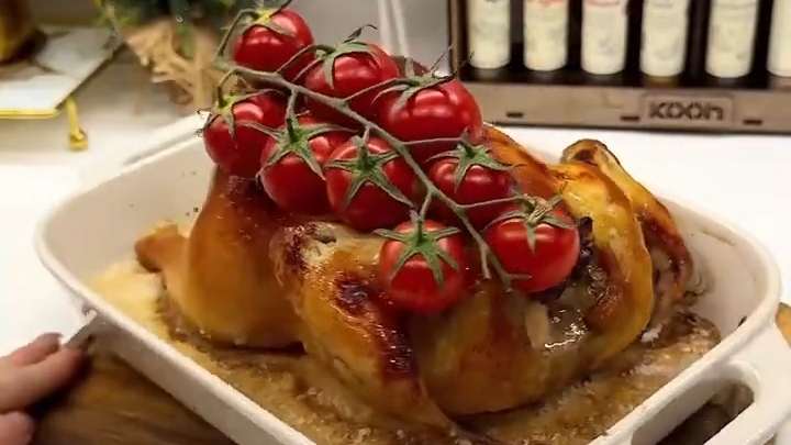 Сочная КУРОЧКА к праздничному столу...🍗🍅😋 Рецепт ⤵️