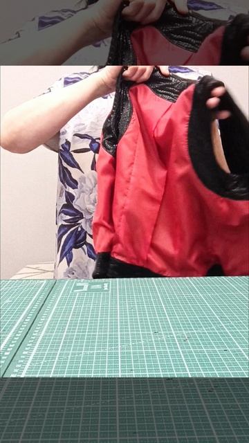 Сшила дочке костюм. Жилетка и юбочка. Подкладку решила сделать красной. Вдруг привлечёт удачу в НГ😜