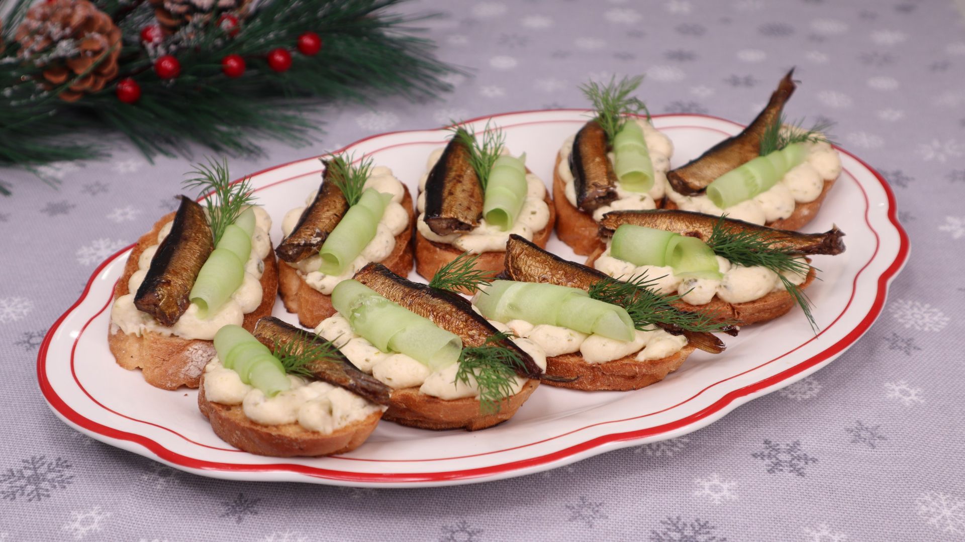 Новогодний вариант гренок со шпротами. В этот раз с кремом - превзошли все ожидания!