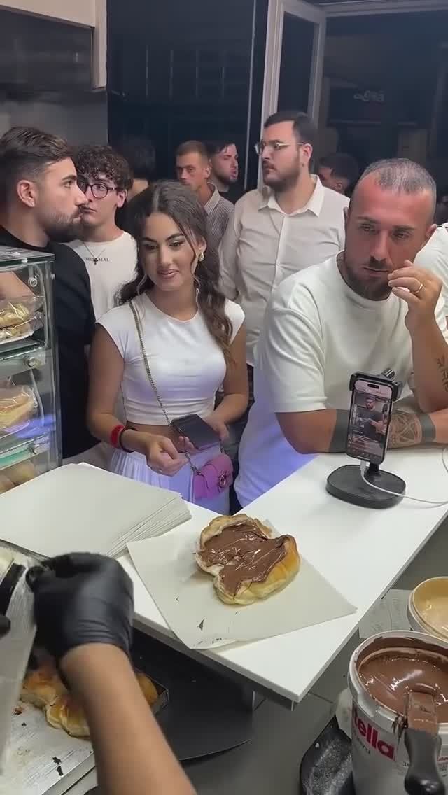 Красивая девушка и сладкий бутерброд 🤩