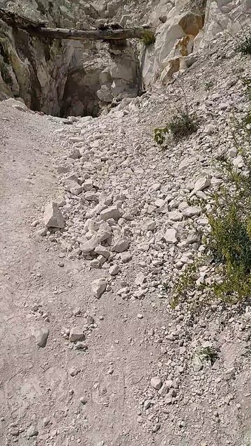 Сильно заволило вход пещерного Храма в меловой горе под Павлово в Воронежской области