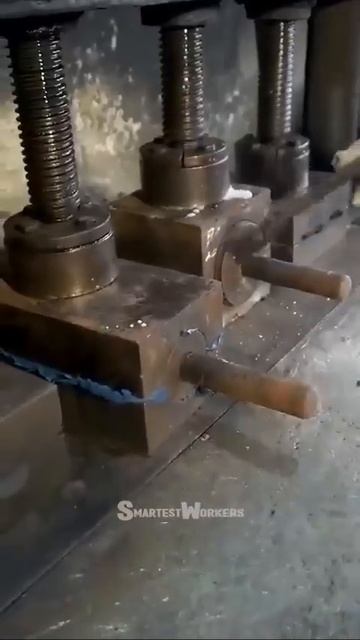 Как пакистанские мастера создают пыльники для рулевой рейки👌