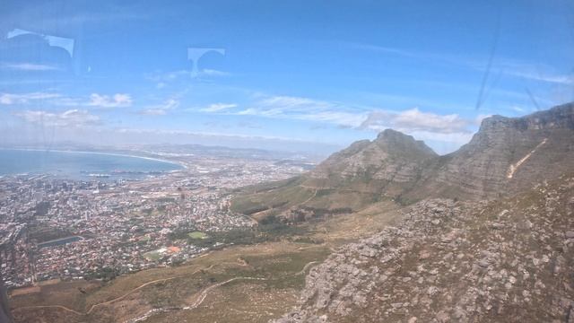 ЮАР. Кейптаун. Спуск со Столовой горы на вращающемся фуникулёре.