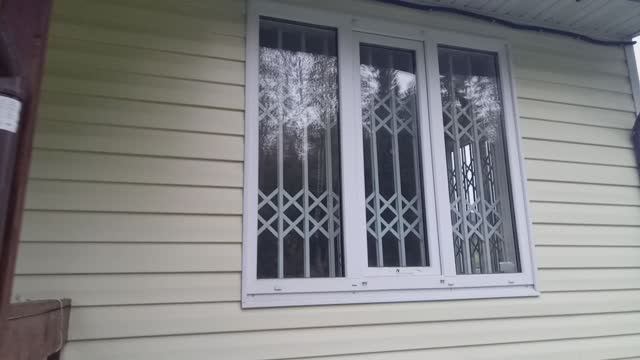 Раздвижные решетки на окна дачного дома.