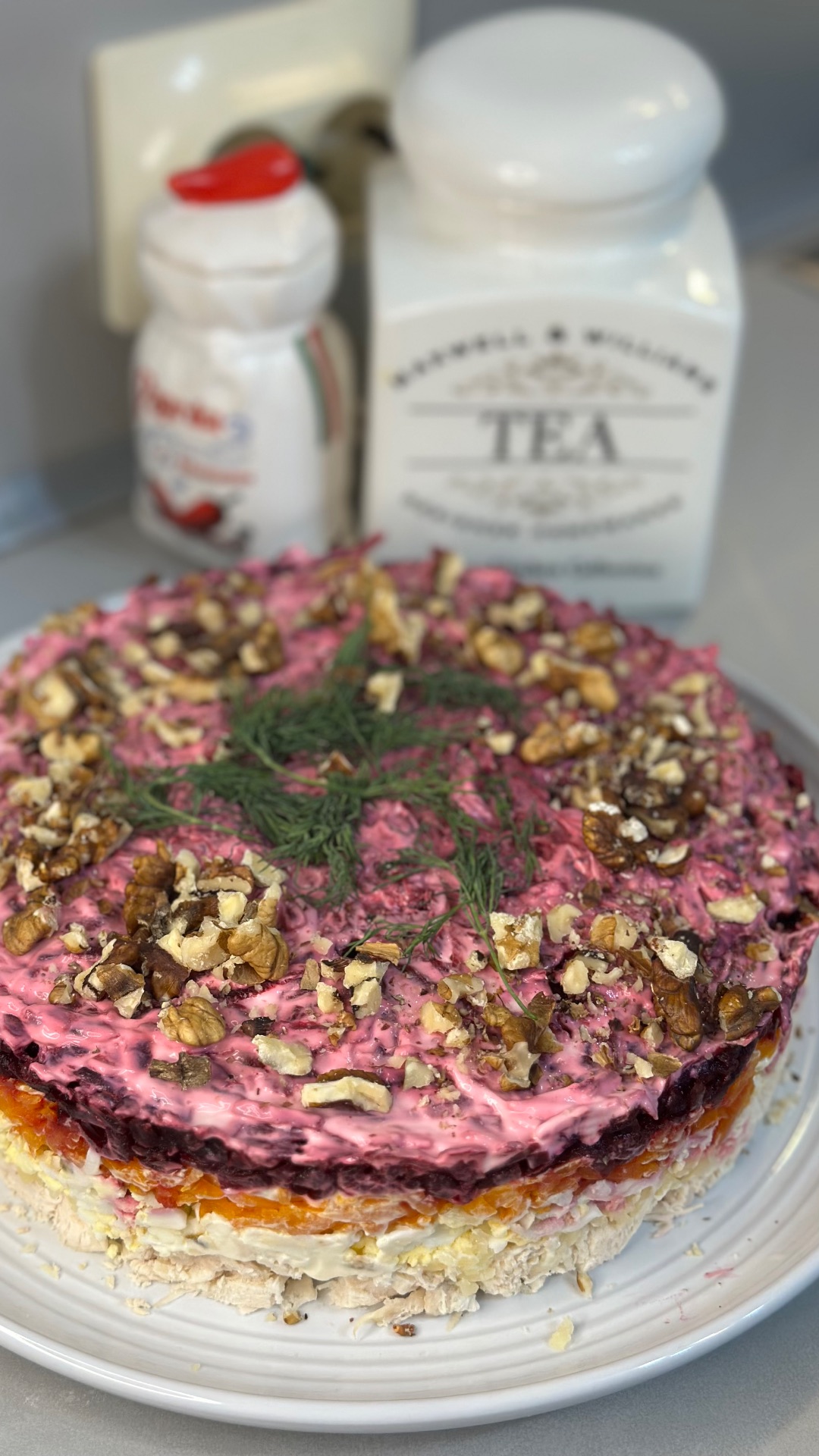 Новогодний слоеный салат