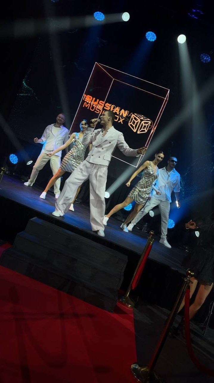 Выход в свет. Сегодня это выражение легко отнести к череде новогодних корпоративов