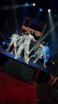 Выход в свет. Сегодня это выражение легко отнести к череде новогодних корпоративов