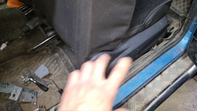 Техничка. Сделал ниже пассажирское сиденье, поставил уплотнитель двери от Логана