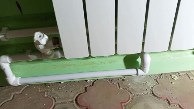 Смонтировал людям  радиатор в сан узле и спаял под ним трубы .