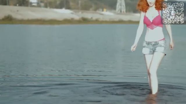 Девушка на песчаном пляже в купальнике.