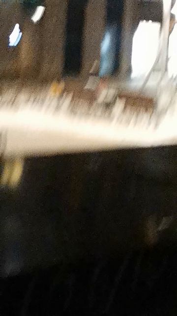 Я с усманом гуляю на улице снегом кидаю в ёлку им и сами балуемся