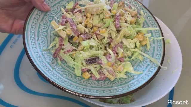 Салат с молодой капустой и сухариками. Быстрый вкусный салат на все случаи жизни.