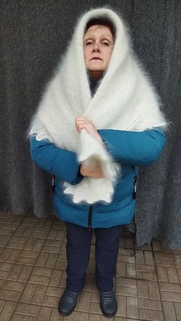 89507716355 Тёплый, толстый, платок из щипанного, козьего пуха. Красоту и тепло вам даст.