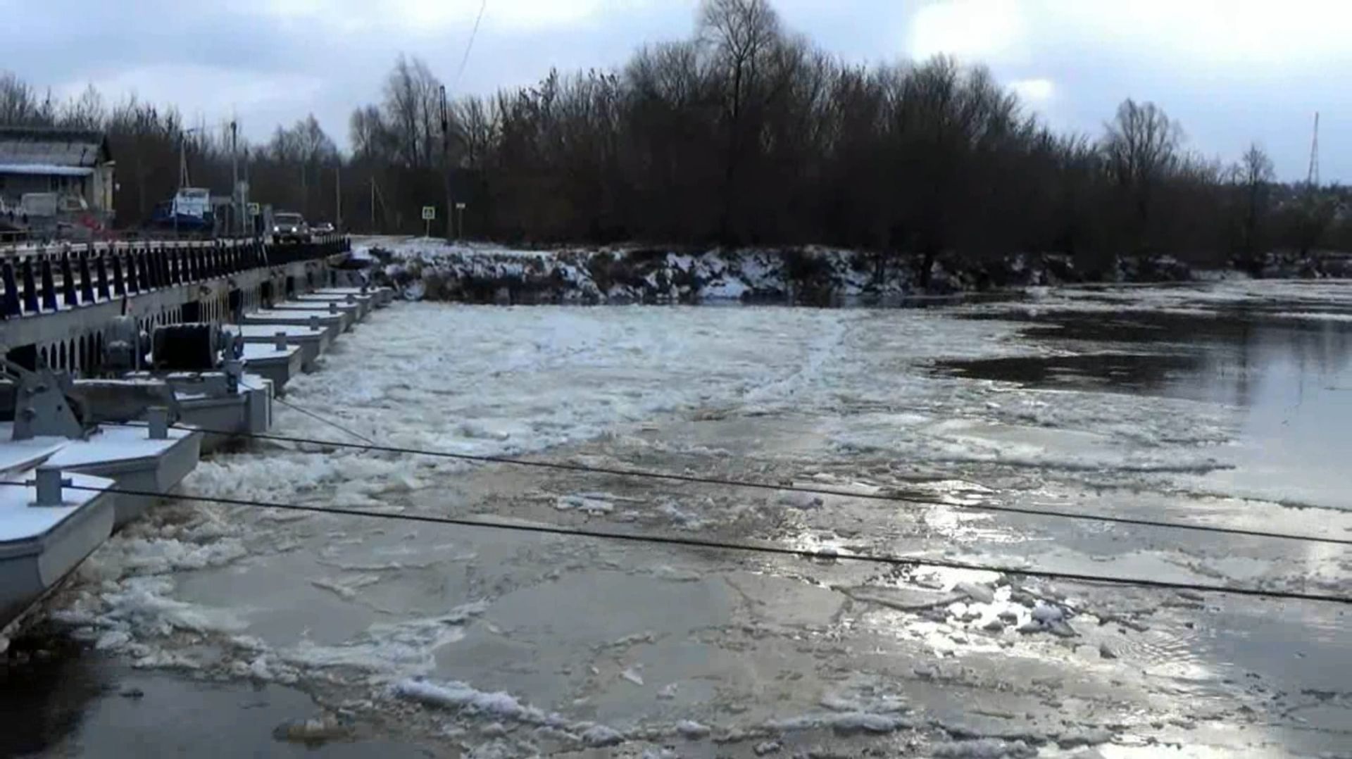 Образование затора из шуги перед мостом через Клязьму около города Вязники 14.12.2025