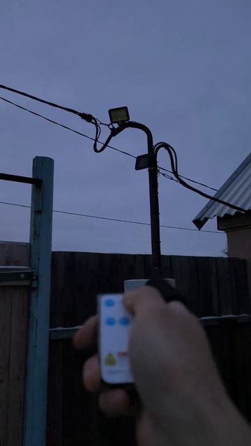 Через неделю сломался! Уличный прожектор при включении начал мигать.