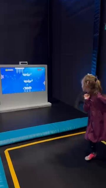 Декабрь суббота .Алиса в Вегасе в игровом центре развлекается ,после кинофильма "Алиса ,в Стране чуд