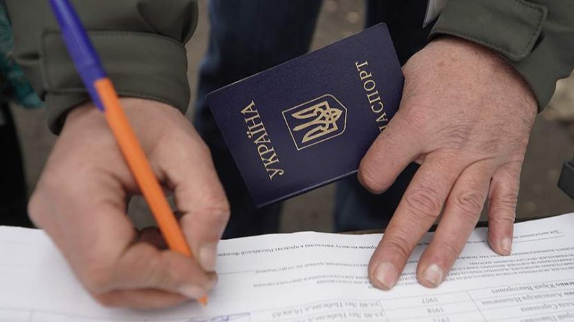 Ушаков назвал причиной рассуждений Зеленского о выборах на Украине давление США