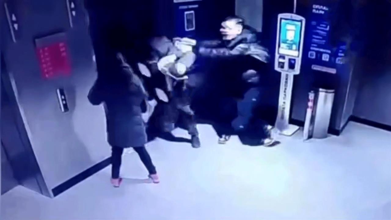 Мошенники заставили двух москвичей напасть на мужчину, снимавшего деньги: видео