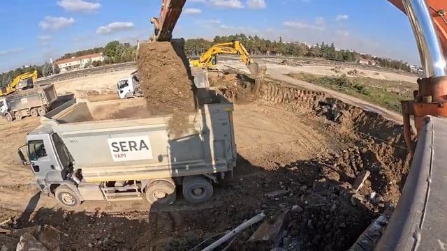 Загрузка экскаватора Hitachi в грузовик