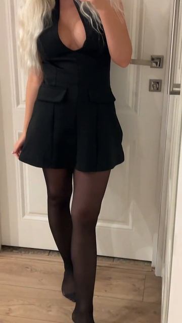 Женские ножки в чёрных колготках с красивой грудью