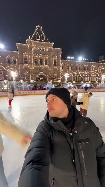 Я впервые на ГУМ-катке (хоть я родилась в Москве), и не думала, что это будет ТАК атмосферно ❤️