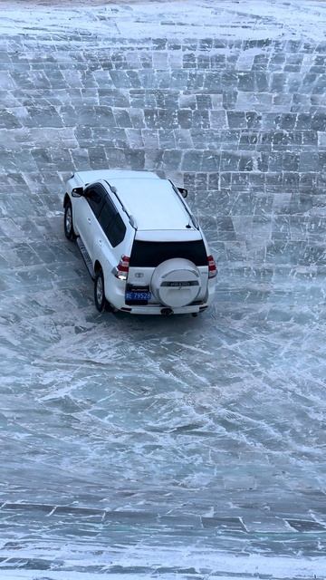 Выезд из ледяной ямы методом раскачки. #авто @dyaam6owt1qi