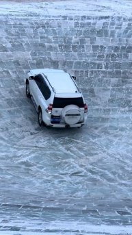 Выезд из ледяной ямы методом раскачки. #авто @dyaam6owt1qi