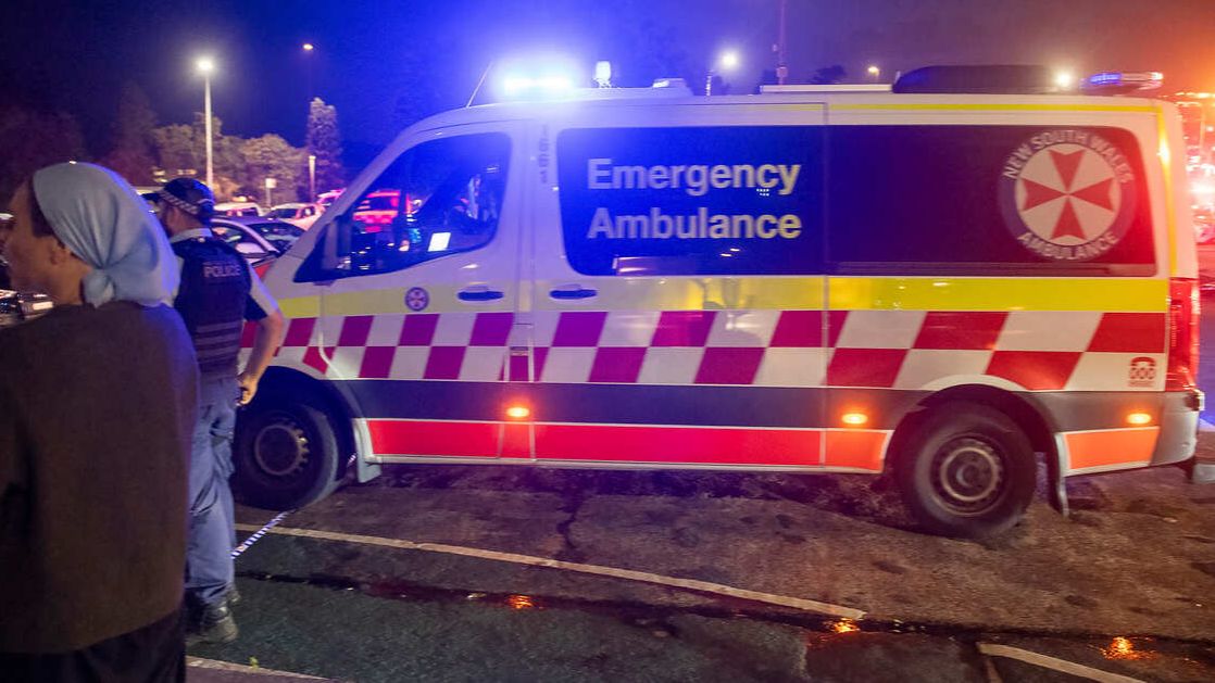 Обезоруживший террориста в Сиднее мужчина находится в больнице