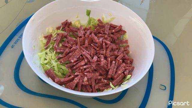 Салат с молодой капустой и сухариками. Быстрый вкусный салат на все случаи жизни.