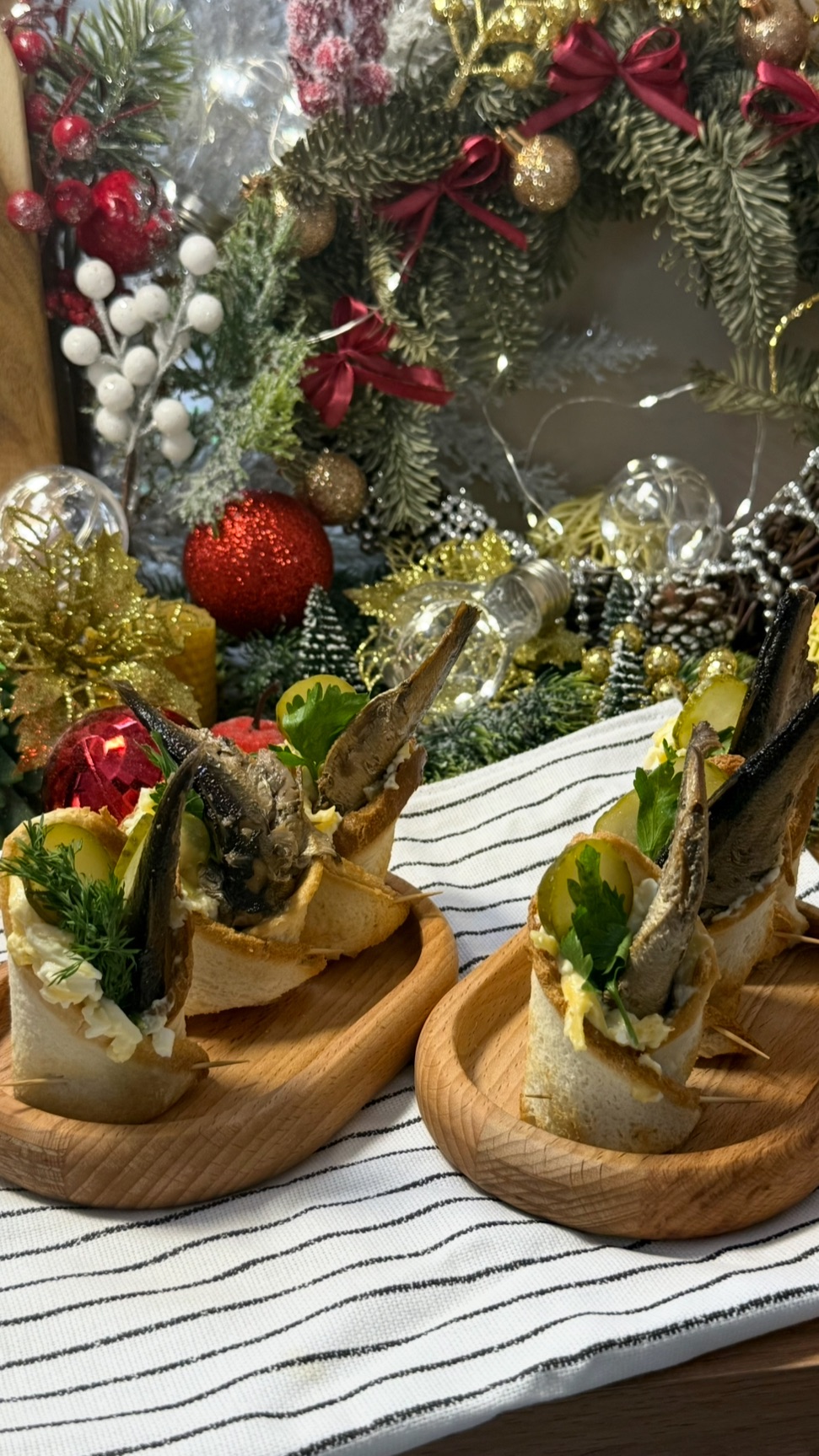 Закуска со шпротами в новой подаче 😋как вам идея ? Готовите ?) 🎄