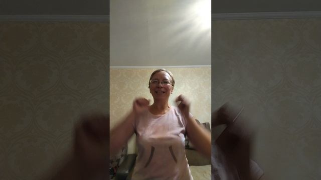 динамические упражнения йоги смеха