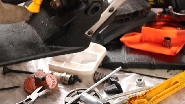 Топливо подтёки на китайской бензопиле со стороны выхлопной трубы