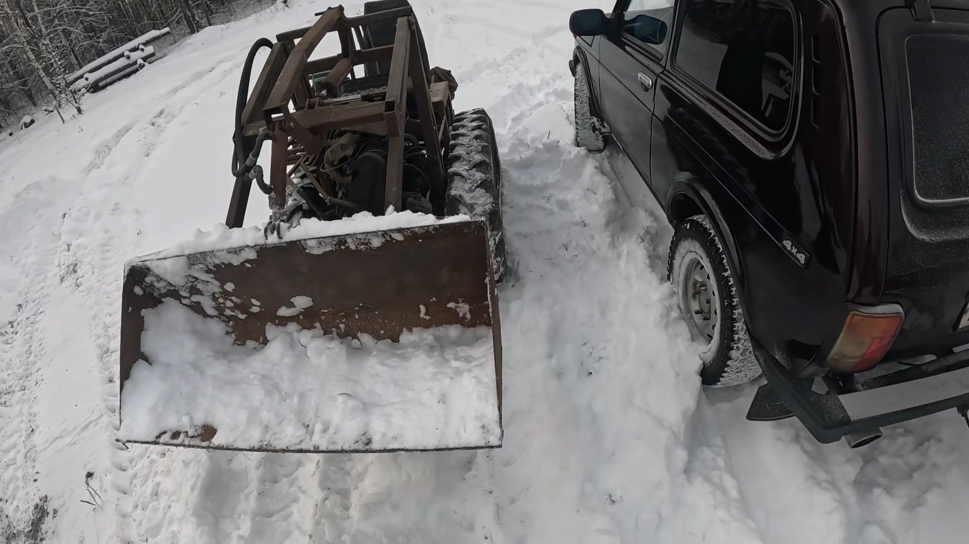 Гусеничный погрузчик вернулся на базу
