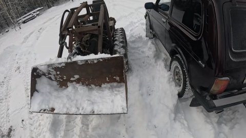 Гусеничный погрузчик вернулся на базу