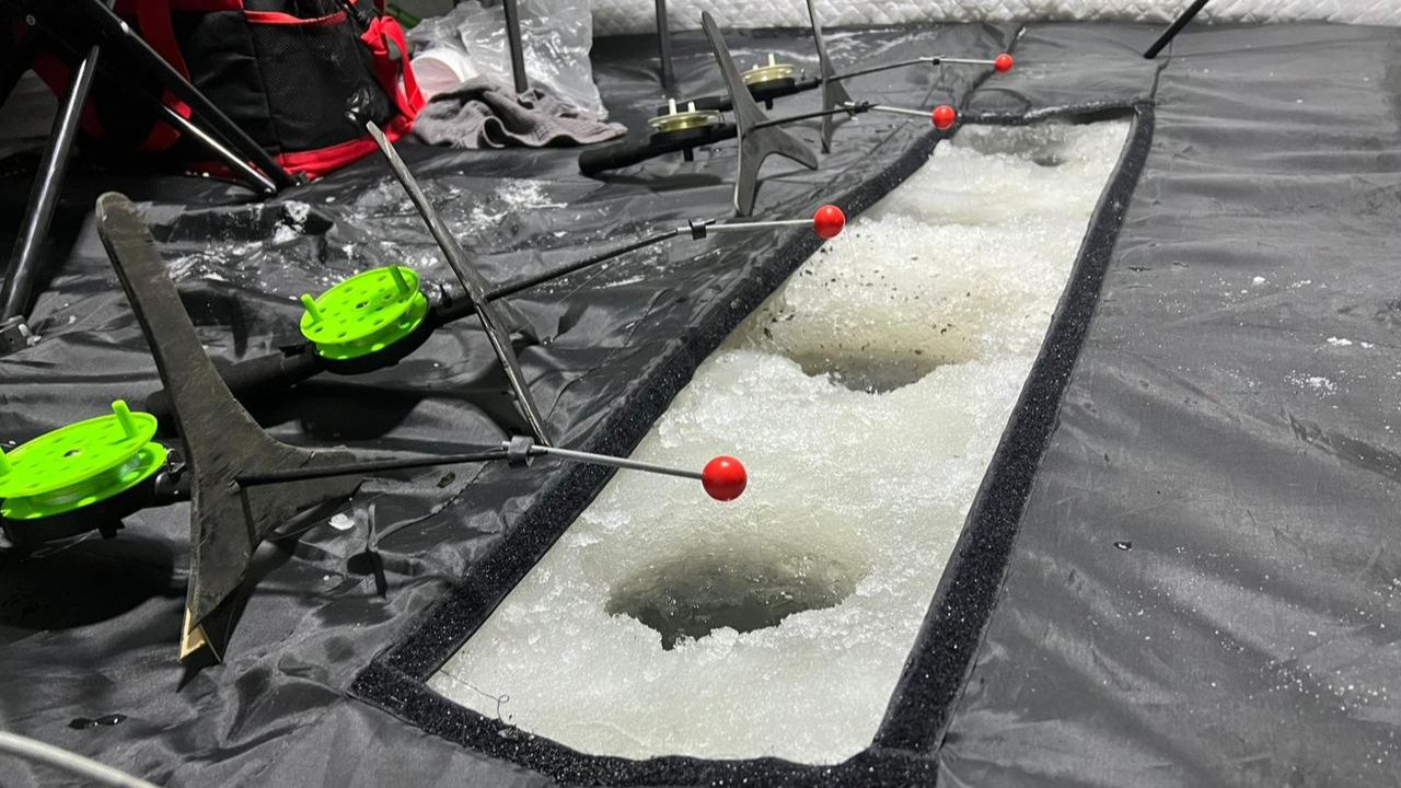 РЫБАЛКА ЗИМОЙ В ПАЛАТКЕ С ПЕЧКОЙ НА РЕКЕ ОБЬ. ОДИН НА ЛЬДУ В СИЛЬНЫЙ МОРОЗ. ЛОВЛЮ ЯЗЯ И НАЛИМА.