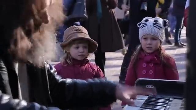 Бездомный подошел к фортепиано… и началось волшебство!