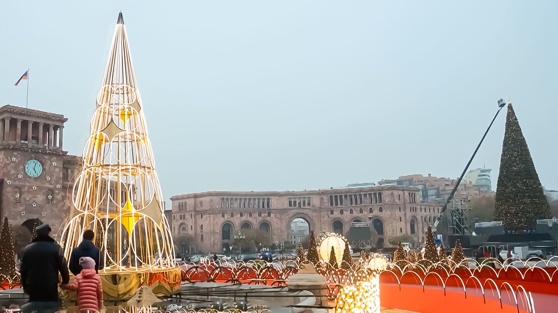 Километры светодиодов и новые ветви для елки. Как Ереван украсили к Новому году?