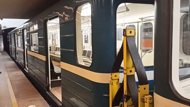 Поезд следует до станции Достоевская🟠