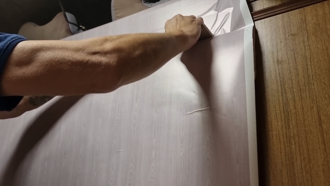 Оклейка мебели самоклеящейся плёнкой.