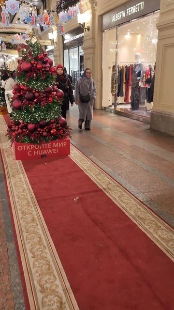 Новогоднее настроение в ГУМе Дизайнерские Ёлки на красной дорожке