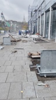 Лужники скрытые люки под тротуарную плитку Проспект с маркировкой колодца