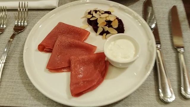 Розовые блинчики Александра Сергеевича на петербургском завтраке в гостинице Индиго, Санкт-Петербург