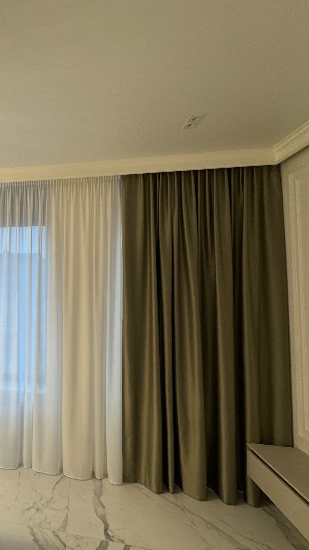 Процесс навески штор в квартире