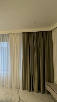 Процесс навески штор в квартире