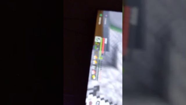 Мой брат играет в майнкрафт на нормальной сложнасти