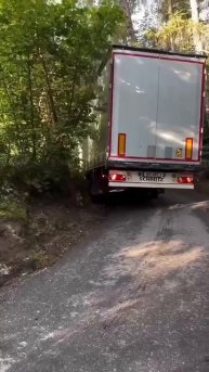 Возможно, водитель грузовика неправильно оценил размеры транспортного средства.