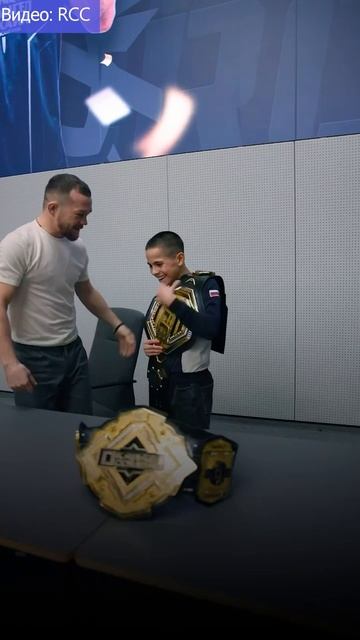 Вот это поступок! Петр Ян дал примерить пояс UFC молодому спортсмену
