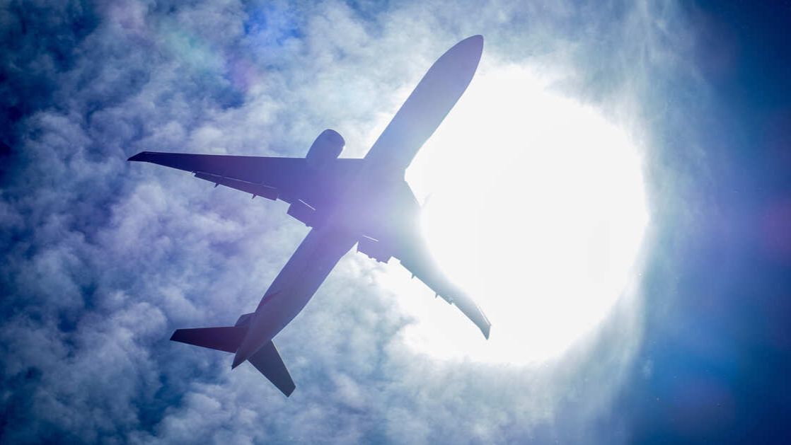 У следовавшего из США в Японию Boeing во время взлета отказал двигатель